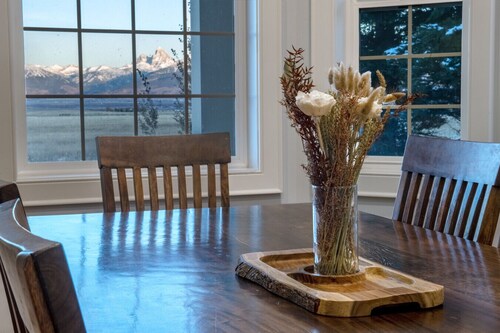 Horseshoe Lane Lodge | Chef`s Kitchen, Fireplace, Game Room & Outdoor Court