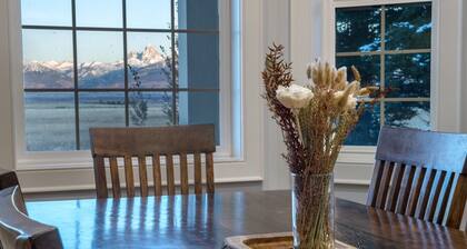 Horseshoe Lane Lodge | Chef`s Kitchen, Fireplace, Game Room & Outdoor Court