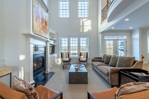 TV connectée, cheminée, table de tennis de table, espaces bureaux