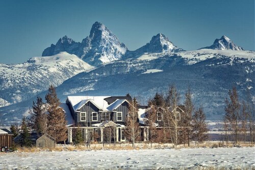 Horseshoe Lane Lodge | Chef`s Kitchen, Fireplace, Game Room & Outdoor Court