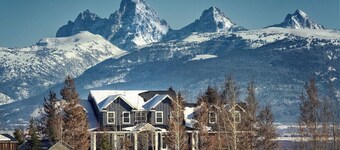 Horseshoe Lane Lodge | Chef`s Kitchen, Fireplace, Game Room & Outdoor Court