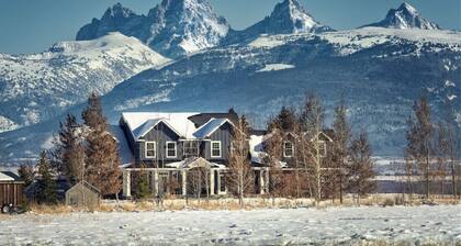 Horseshoe Lane Lodge | Chef`s Kitchen, Fireplace, Game Room & Outdoor Court