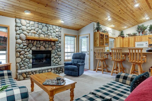 Cozy and Private Sunriver Escape, Stone Fireplace, New Beds, Surrounded by Paths and Parks
