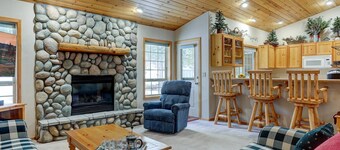 Cozy and Private Sunriver Escape, Stone Fireplace, New Beds, Surrounded by Paths and Parks