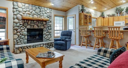 Cozy and Private Sunriver Escape, Stone Fireplace, New Beds, Surrounded by Paths and Parks