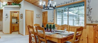 Cozy and Private Sunriver Escape, Stone Fireplace, New Beds, Surrounded by Paths and Parks