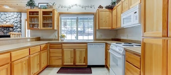 Cozy and Private Sunriver Escape, Stone Fireplace, New Beds, Surrounded by Paths and Parks