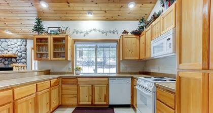 Cozy and Private Sunriver Escape, Stone Fireplace, New Beds, Surrounded by Paths and Parks