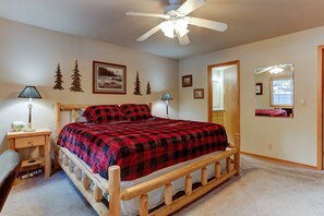 3 bedrooms, desk, WiFi, bed sheets - Cozy and Private Sunriver Escape, Stone Fireplace, New Beds, Surrounded by Paths and Parks (Sunriver)
