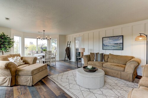 Incredible Historic Reindeer Ranch, Hot Tub, Dog Friendly, Chef's Kitchen, Huge Deck w/ BBQ, & More