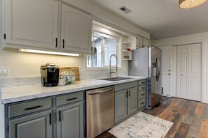 ثلاجة، ميكروويف، موقد طهي مسطح، غسالة أطباق