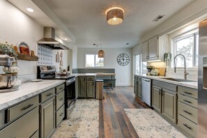 ثلاجة، ميكروويف، موقد طهي مسطح، غسالة أطباق