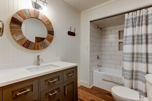 Towels, shampoo - Incredible Historic Reindeer Ranch, Hot Tub, Dog Friendly, Chef's Kitchen, Huge Deck w/ BBQ, & More (Redmond)