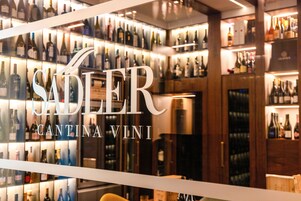 Un negozio di vino con scaffali pieni di bottiglie di diverse varietà.