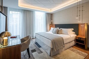 Minibar, coffres-forts dans les chambres, bureau