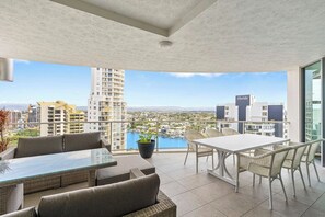 Outdoor dining - Modern and Spacious 2 Level Apartment | Sleeps 10 (Gold Coast)