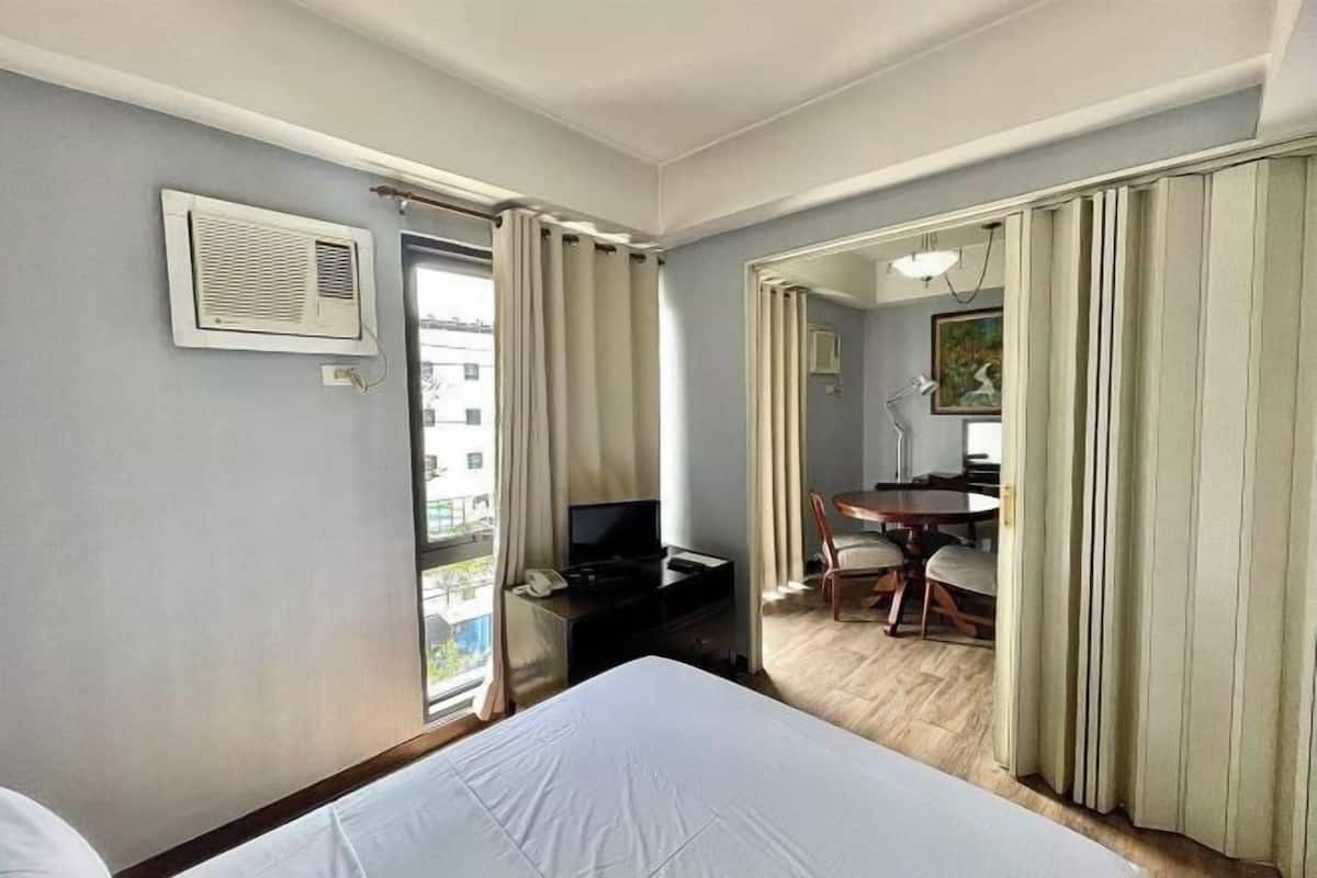 1 habitación, escritorio, wifi gratis y ropa de cama