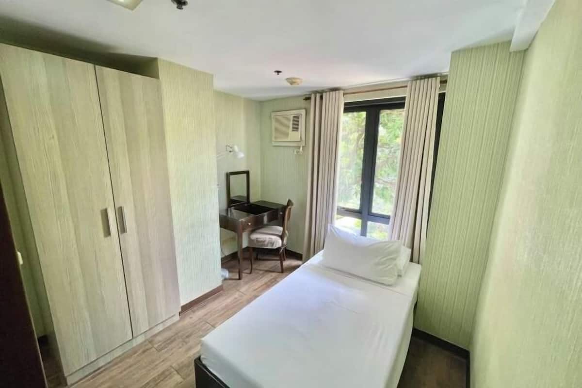 1 habitación, escritorio, wifi gratis y ropa de cama