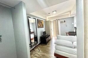 Free WiFi, bed sheets - CEO Flats (Makati)