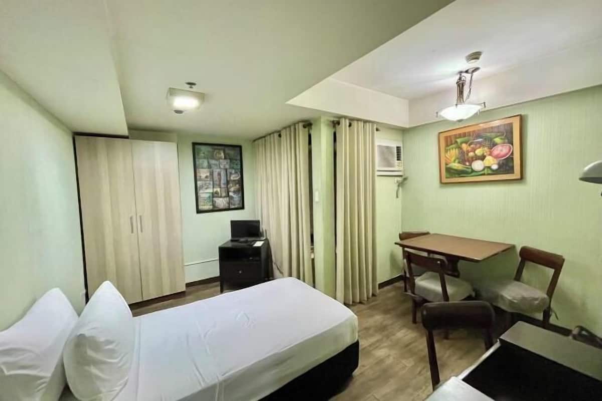 1 habitación, escritorio, wifi gratis y ropa de cama