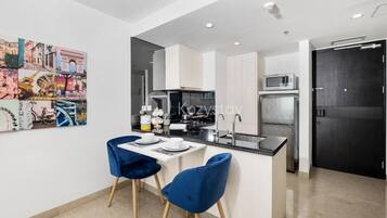 Apartment, 1 Bedroom, City View | Dining room