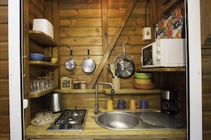 Refrigerador, microondas, lavavajillas y cafetera y tetera