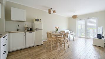 Departamento (7F) | Cocina privada | Refrigerador, parrilla de estufa, tetera eléctrica y tostadora