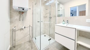 Apartment (11 G) | Badezimmer | Dusche, Haartrockner, Handtücher
