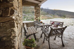 Outdoor dining - Holiday Home in Laroya with Pool & BBQ (Laroya)