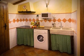 Micro-ondas, cooktop, cafeteira/chaleira, torradeira