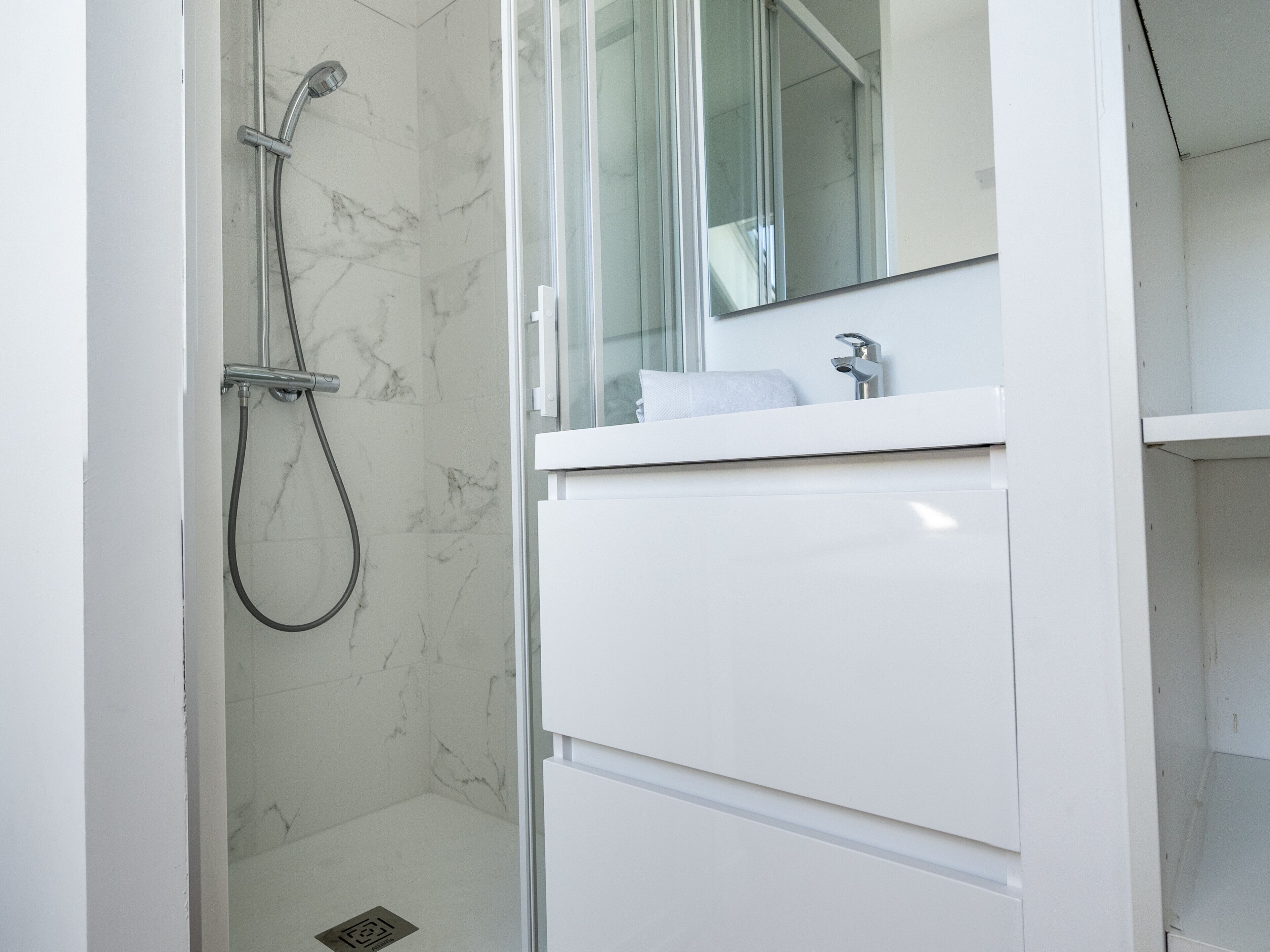 Douche, sèche-cheveux, serviettes fournies