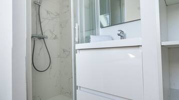 Douche, sĂšche-cheveux, serviettes fournies