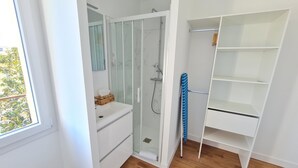 Dusj, hårføner og håndklær