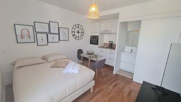 Tabla de planchar con plancha, wifi, ropa de cama