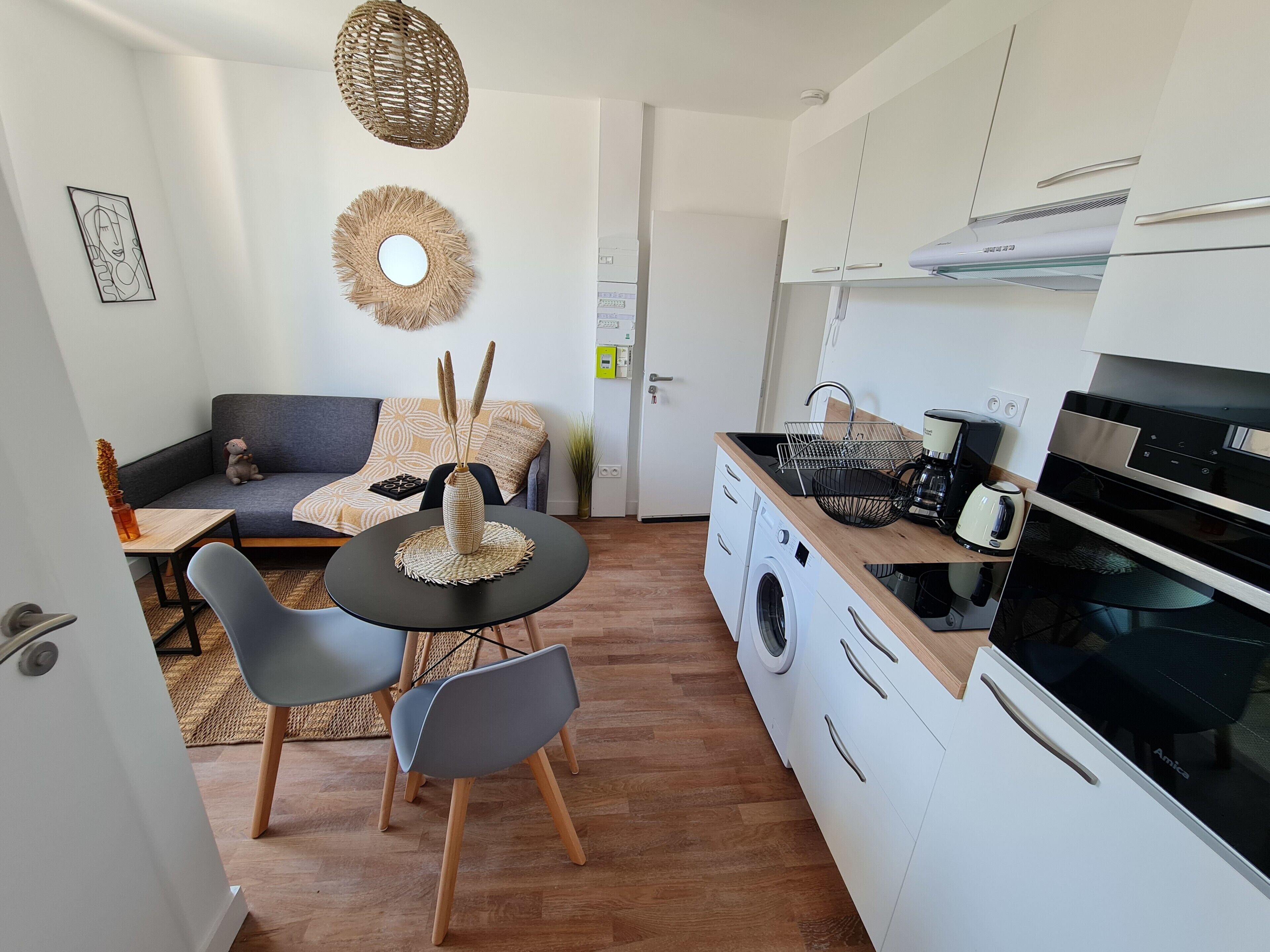 Réfrigérateur, micro-ondes, four, plaque de cuisson