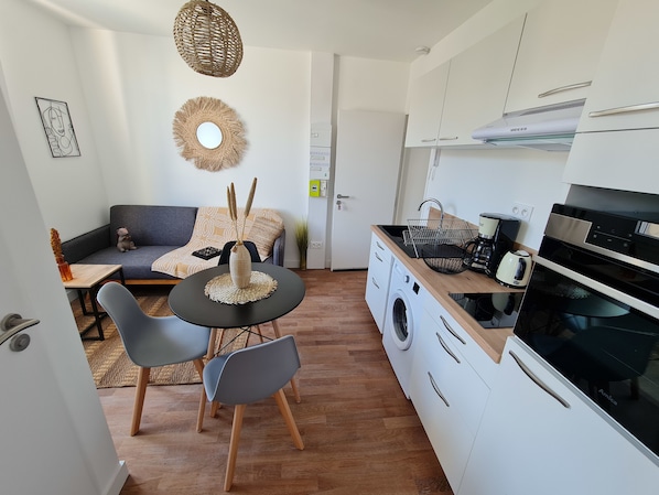 Réfrigérateur, four à micro-ondes, un four, surface de cuisson