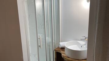 Douche, sĂšche-cheveux, serviettes fournies