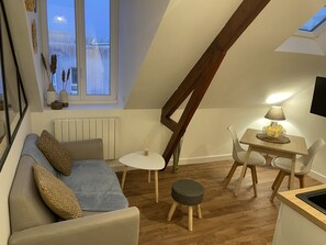 TV - L'amiral n°5★ T2 ★ dernier étage ★ ByLocly (Lorient)