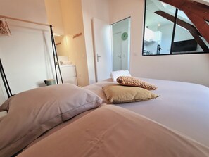 1 camera, ferro/asse da stiro, lenzuola