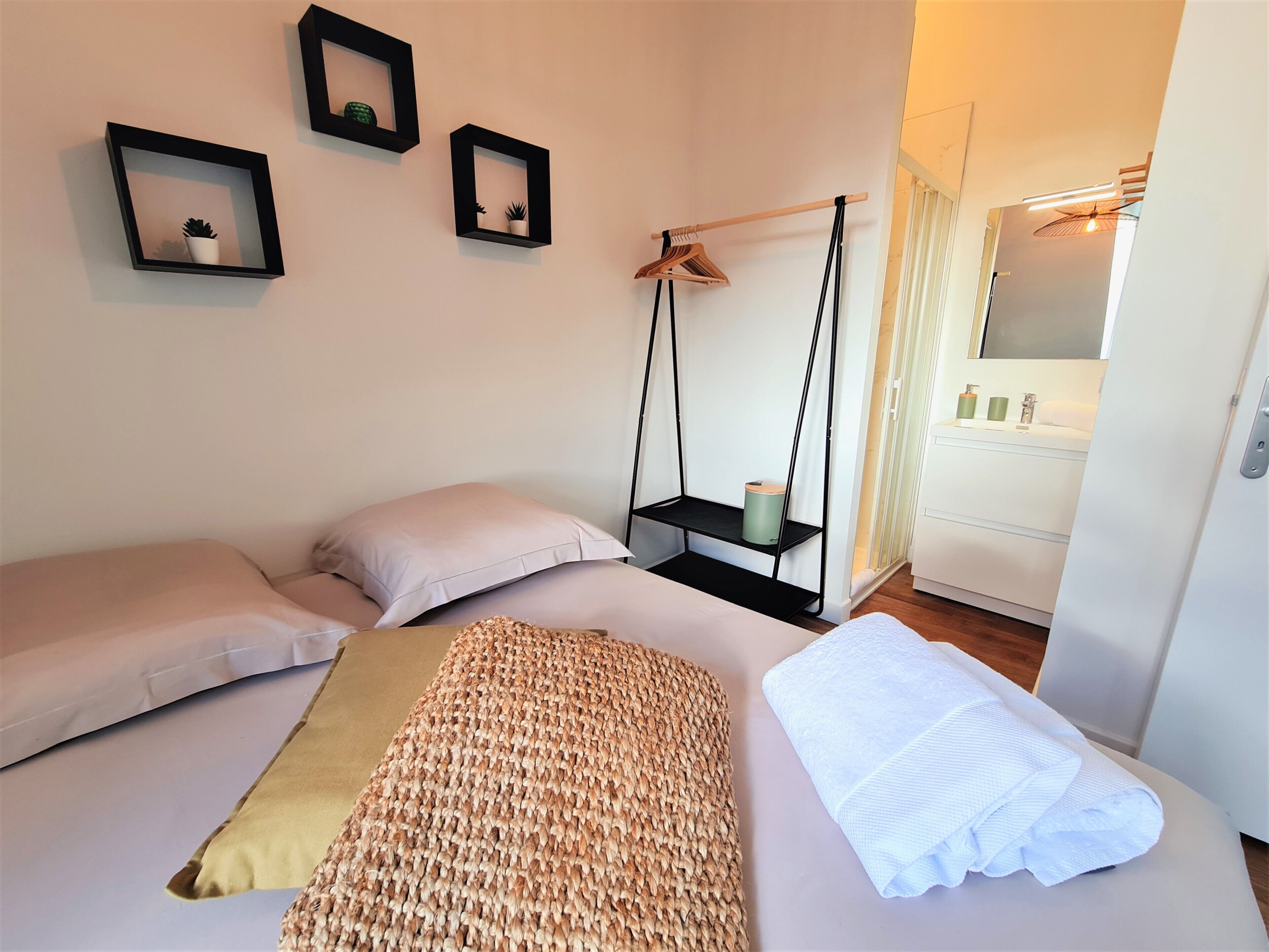 1 chambre, fer et planche à repasser, draps fournis