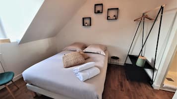 1 habitación, tabla de planchar con plancha y ropa de cama