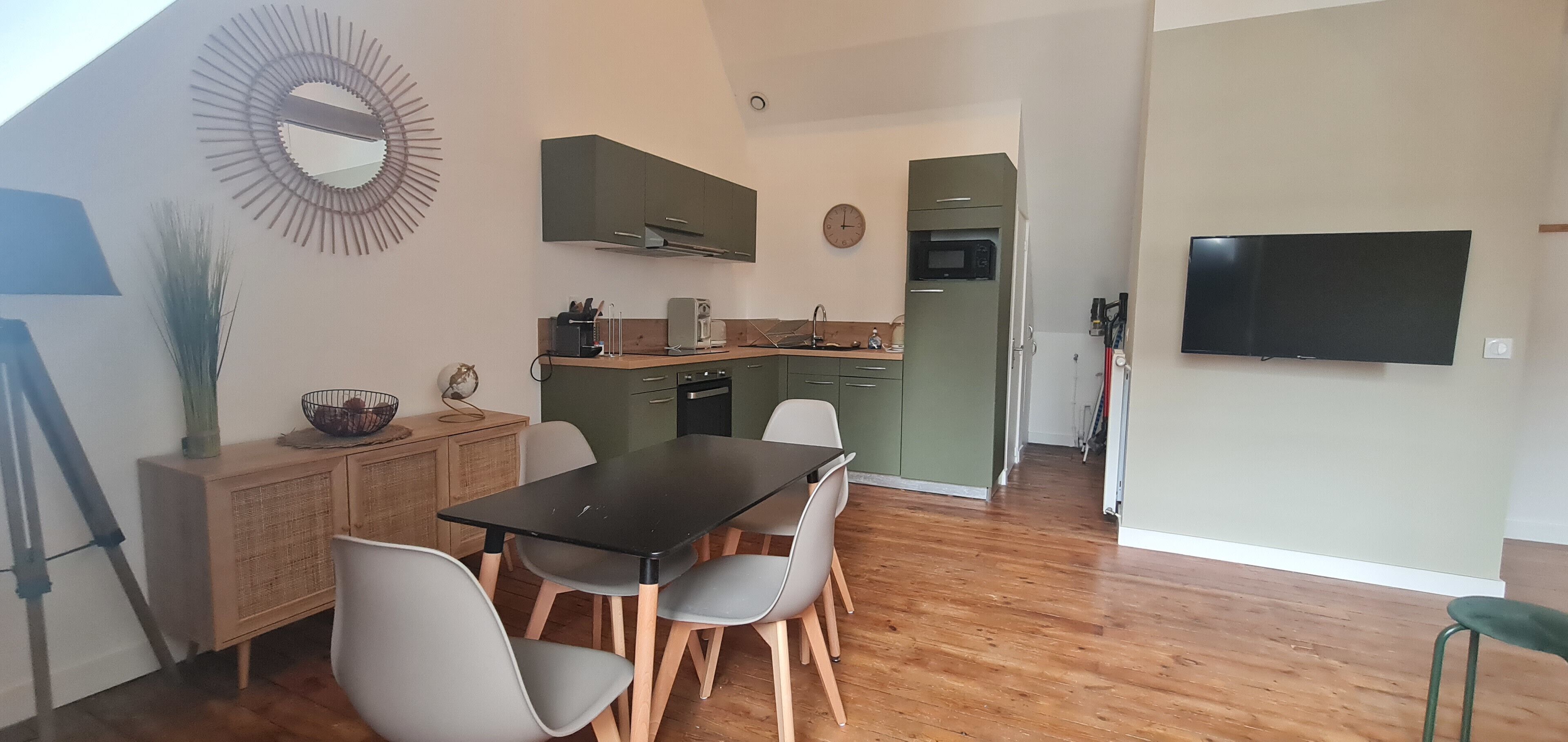 Frigorífico, microondas, horno y placa de cocina