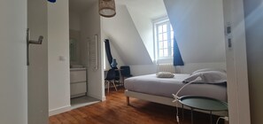 2 makuuhuonetta, silitysrauta/-lauta, vuodevaatteet