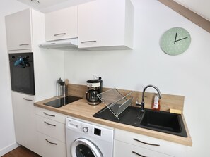 Réfrigérateur, micro-ondes, four, plaque de cuisson