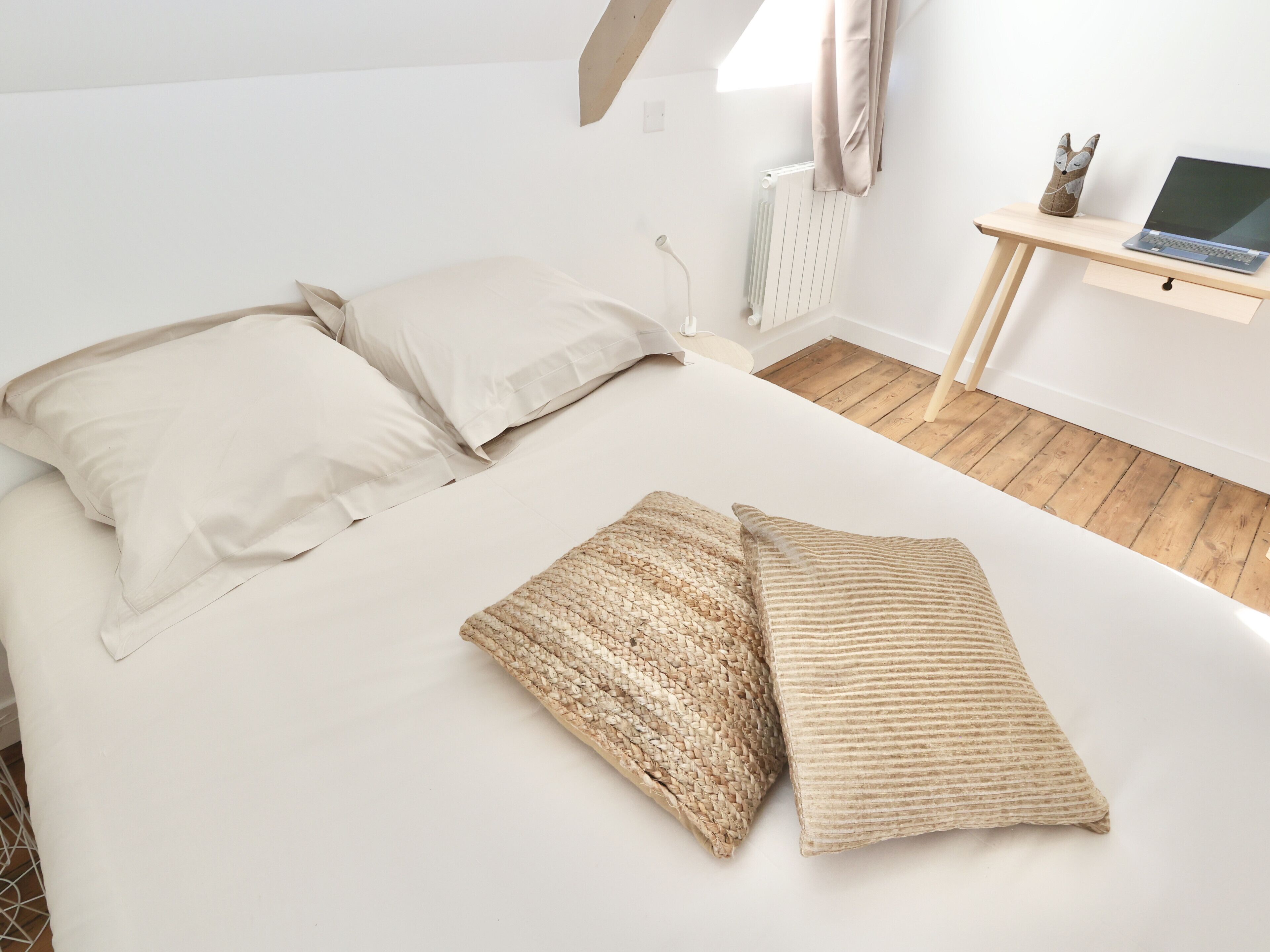 1 dormitori, planxa i posts de planxar, wifi i roba de llit 