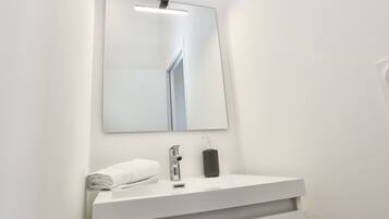 Douche, sĂšche-cheveux, serviettes fournies