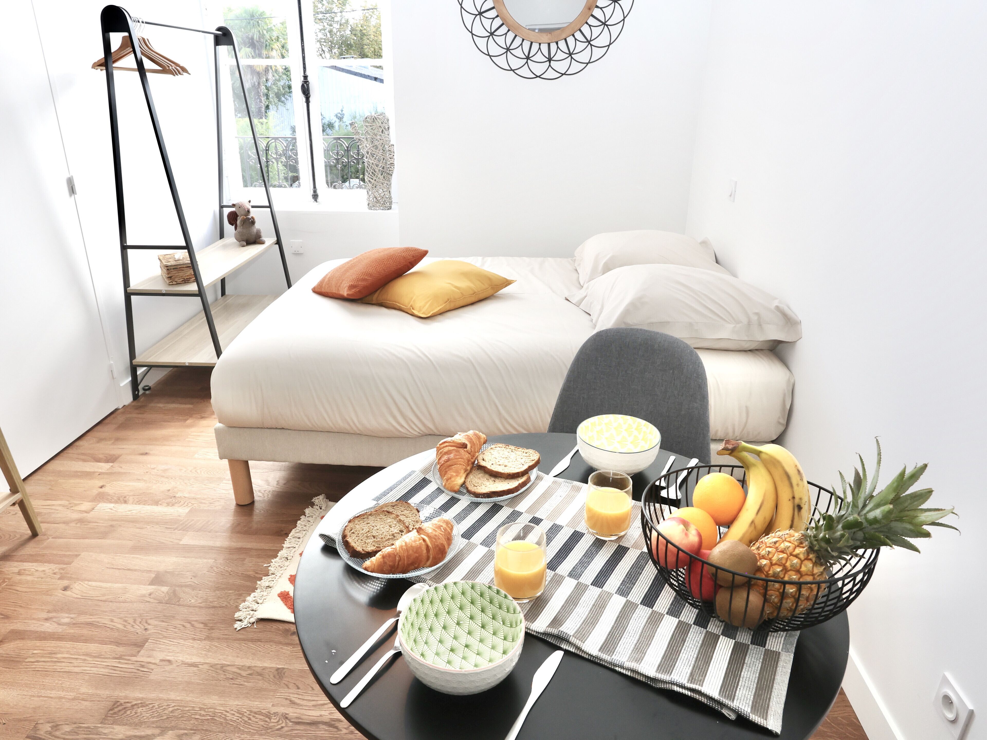 Tabla de planchar con plancha, wifi y ropa de cama 