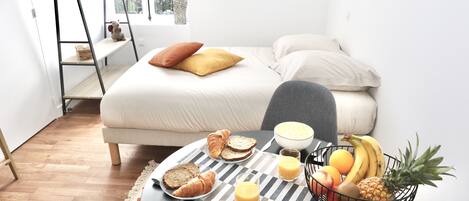 Iron/ironing board, WiFi, bed sheets