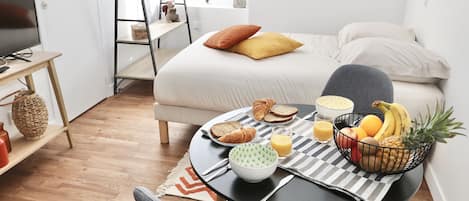 Tabla de planchar con plancha, wifi y ropa de cama