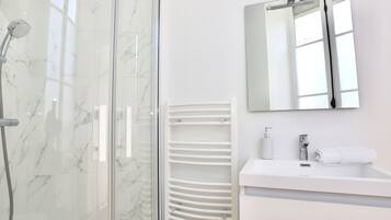 SĂšche-cheveux, serviettes fournies